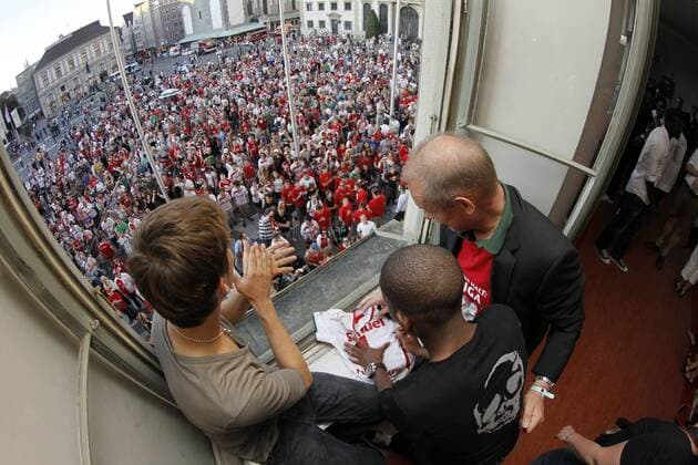 Spontane Aufstiegsfeier des FCA auf dem Rathausplatz Augsburg, Moritz LEITNER (FC Augsburg, L), Ibrahima TRAORE (FC Augsburg) schreibt Autogramme o0 Fan Totale