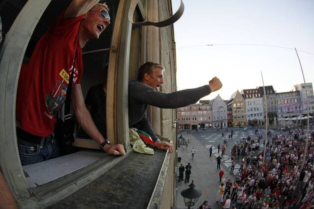 Spontane Aufstiegsfeier des FCA auf dem Rathausplatz Augsburg, Axel BELLINGHAUSEN (FC Augsburg, L) und Michael THURK (FC Augsburg) o0 Jubel, Freude Fan