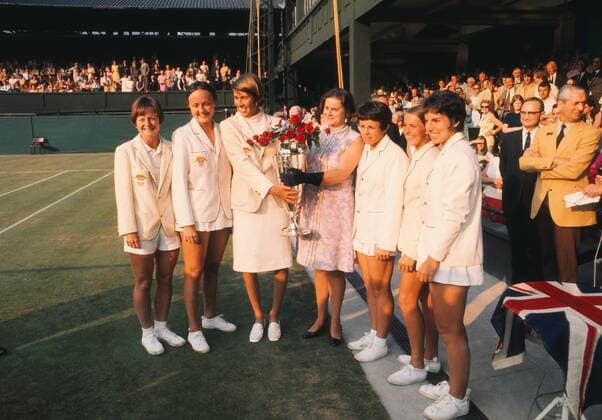 Womens Tennis : USA winning team with the Wightman Cup at Wimbledon L to R. Nancy Richey,Peaches Bartkowicz,US Team coach Doris Hart,Unknown,Billie Jean King,Mary Anne Curtis,Julie Heldman,. 14 06 1970 GBR v USA  o0 Sieg Finaleer Sieg Finale Pokal Objekte Trophäe