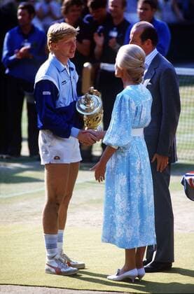 Boris Becker (Germany) with the Duke and Duchess of Kent.Mens final. Wimbledon All England Tennis Championships 1985.  o0 Sieger Sieg Finale Pokal Objekte Trophäe Siegerehrung people Adel