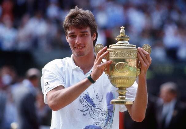 Michael Stich (Germany) with the trophy. Mens singles Final 1991. Wimbledon All England Tennis Championships 1991.  o0 Sieger Sieg Finale Objekte Pokal Trophäe Siegerehrung