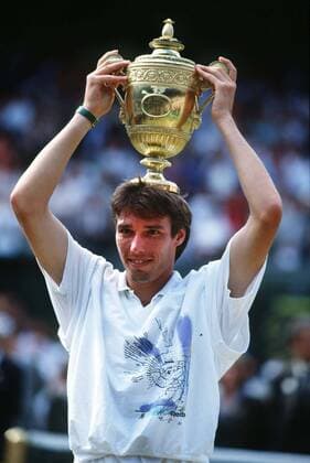 Michael Stich (Germany) with the trophy. Mens singles Final 1991. Wimbledon All England Tennis Championships 1991.  o0 Sieger Sieg Finale Objekte Pokal Trophäe Siegerehrung