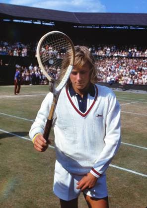 Tennis - Wimbledon All England Tennis Championships 1973 Björn Borg with his broken tennis racket.  o0 kurios Komik Schläger Equipment Racket kaputt zerstört