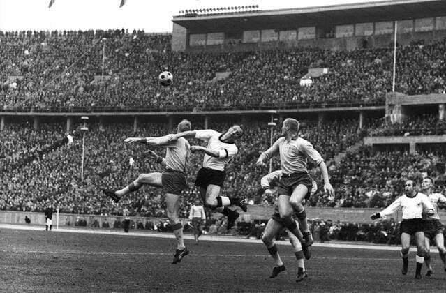 WM Qualifikation 1964 in Berlin - BR Deutschland - Schweden 1:1 - Uwe Seeler (BRD, 2.v.li.) im Duell Aktion