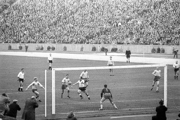 WM Qualifikation 1964 in Berlin - BR Deutschland - Schweden 1:1 - Uwe Seeler (5.v.li.) und Wolfgang Overath (li., beide BRD) bei einer Strafraumszene Aktion Totale
