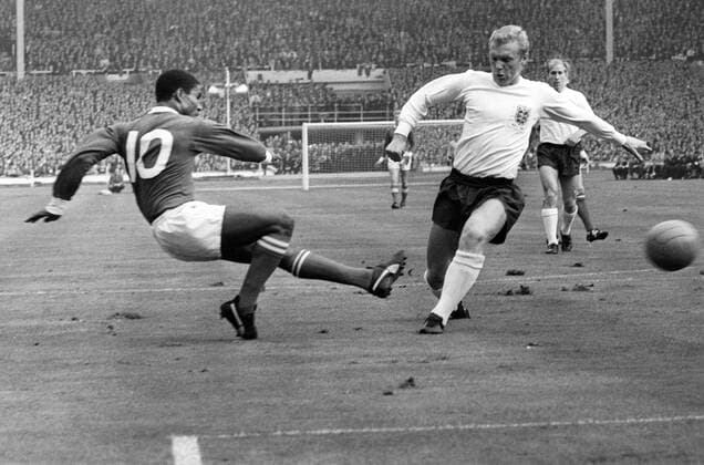 England gegen eine Weltauswahl 1963 im Wembley Stadion in London - Eusebio (Weltauswahl Portugal, li.) gegen Bobby Moore (England) Aktion