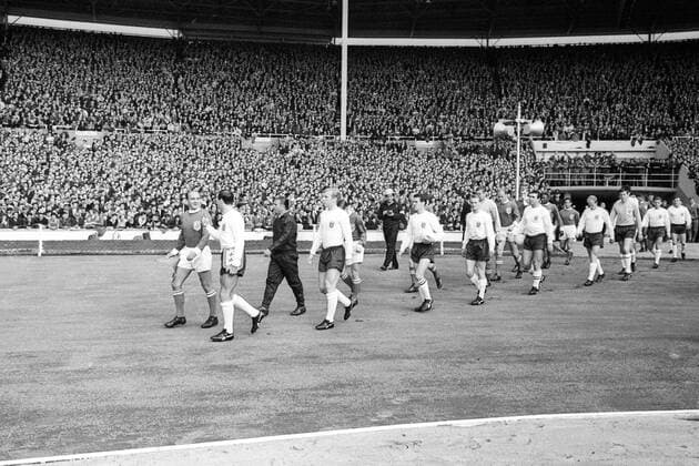 England gegen eine Weltauswahl 1963 im Wembley Stadion in London - Einmarsch der Teams, vorne England mit v.li.: Jimmy Armfield, Bobby Moore, Terry Paine, John Eastham, Robert Bobby Smith, Bobby Charlton und Torwart Gordon Banks, dahinter die Weltauswahl mit Alfredo di Stefano (Spanien, li.), Ferenc Puskas (Ungarn, 3.v.li.), Jan Popluhar (CSSR, Mitte) Aktion Totale