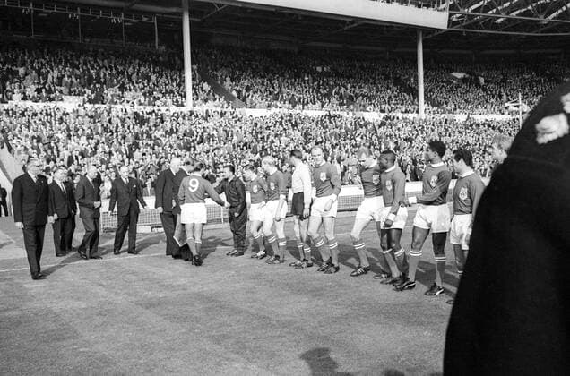 England gegen eine Weltauswahl 1963 im Wembley Stadion in London - Mannschaftsvorstellung der Weltauswahl, Spielführer Alfredo di Stefano (Spanien, 9) stellt Prinz Philip (England, 6.v.li.), Duke of Kent seine Mitspieler vor, v.re.: Denis Law (Schottland), Francisco Gento Lopez (Spanien), Eusebio (Portugal), Djalma Santos (Brasilien), Svatopluk Pluskal und Jan Popluhar (beide CSSR), Torwart Lev Yashin (UDSSR), Karl Heinz Schnellinger (BRD), Raymond Kopa (Frankreich) und Ferenc Puskas (Ungarn) Totale