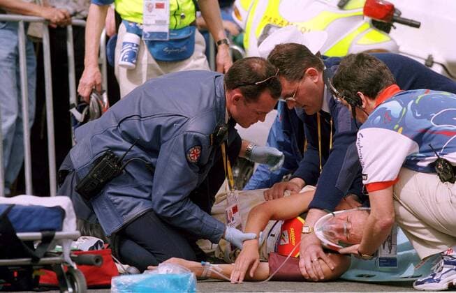 Cycling crash victim Mieke Suys (Belgium) is treated on the course before being taken away in an ambulance. Womens Triathlon, Sydney Olympics, 16 09 2000.  o0 Sturz Verletzung