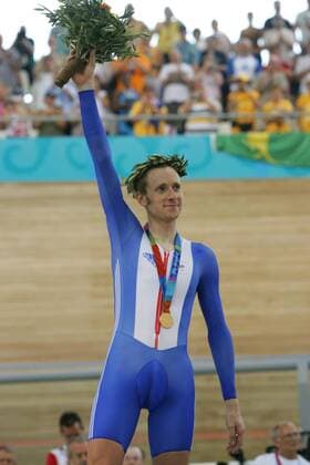 PARIS 2024, OLYMPIC LEGENDS: Bradley Wiggins Bradley WIggins (GBR) winner of Mens Individual Pursuit. Cycling, Athens Olympics, 21 08 2004.  o0 Radsport Rad Bahn Olympiasieg, Sieg, Siegerehrung, Goldmedaille