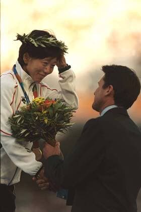 Mizuki Noguchi (Japan) is congratulated by Ex Olympic Champion,Sebastian Coe from England.Womens Marathon.Athens Olympics 2004. 23 8 2004.  o0 Olympiasieg, Sieg, Siegerehrung o0 Leichtathletik