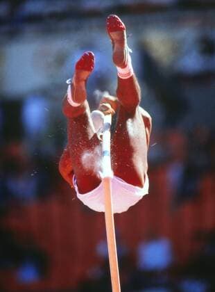 Athletics - Seoul Olympics 1988 - Decathlon Daley Thompson (GBR) snaps his pole in the middle of his Paul Vault jump.  o0 kurios o00 Symbol Stabhochspringen Stabhochspringer Sturz Bruch brechen Stab Stabbruch o0 Leichtathletik Zehnkampf
