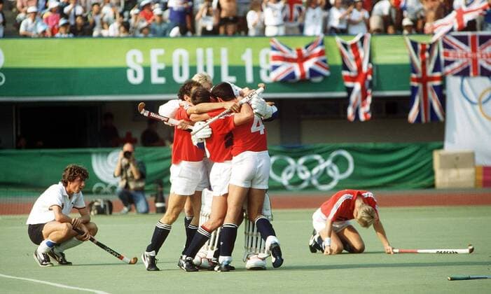 Great Britain players celebrate victory. Great Britain v West Germany, Mens Hockey Final, Seoul Olympics, 1 10 1988.  o0 Olympiasieg Sieg o0 Feldhockey Nationalmannschaft Länderspiel