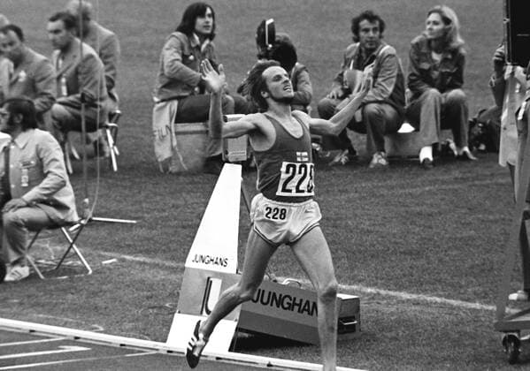 Lasse Viren (Finland) crosses the line to win the race. Munich Olympics 1972 Mens 10000m Final  o0 Olympiasieg Sieg o0 Leichtathletik