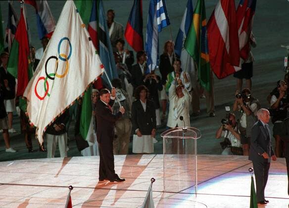 OLYMPIC GAMES CLOSING CEREMONY, MAYOR OF SYDNEY FRANK SARTOR RECEIVES THE OLYMPIC FLAG FROM IOC PRESIDENT JUAN ANTONIO SAMARANCH. ATLANTA OLYMPICS, 4 8 1996.  o0 people Politik Fahne Olympiafahne Abschlussfeier