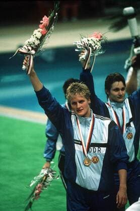 Kristin Otto (GDR) collects gold for winning the 100m Free Style. Seoul Olympics 19 9 88.  o0 Schwimmen Olympiasieg Sieg Goldmedaille Siegerehrung Freistil o0 Leichtathletik