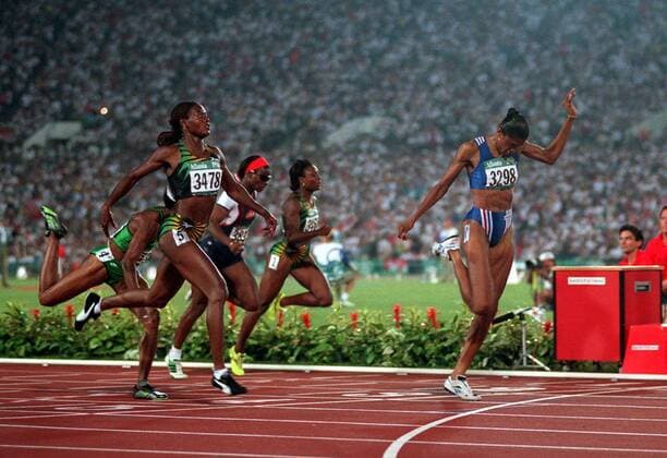 MARIE-JOSE PEREC (FRANCE) DIPS ON THE LINE TO BEAT MERLENE OTTEY (JAMAICA) IN 200m FINAL. OLYMPIC STADIUM, 1 8 1996. ATLANTA OLYMPICS 1996.  o0 Olympiasieg Sieg o0 Leichtathletik