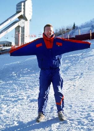 Michael Edwards (Eddie The Eagle) in Calgary. Der erste Brite, bei einem olympischen Skispringen war mehr Publikumsliebling als Sieganwärter bei den Olympischen Spielen von Calgary 1988 und wurde sogar in einer Rede auf der Abschlussfeier erwähnt.  o0 Ski Skisport Nordisch Skispringen