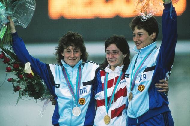 Olympiasiegerin Bonnie Blair (USA, Mitte), Zweite Christa Rothenburger (li.) und Dritte Karin Kania (beide DDR) - Siegerehrung 500m --- Calgary.  o0 Olympiasieg Sieg Goldmedaille Siegerehrung Silbermedaille Bronzemedaille Gold Silber Bronze Medal o0 Eisschnelllauf