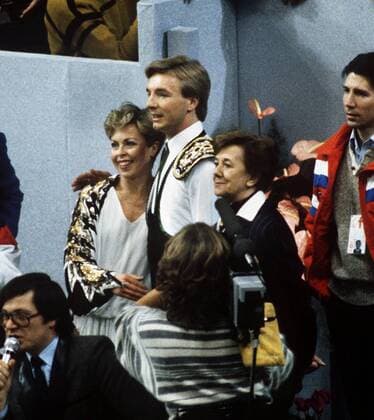 Jayne Torvill and Christopher Dean (GBR) with coach Betty Calloway. Sarajevo 1984 Winter Olympics  o0 Eistanz