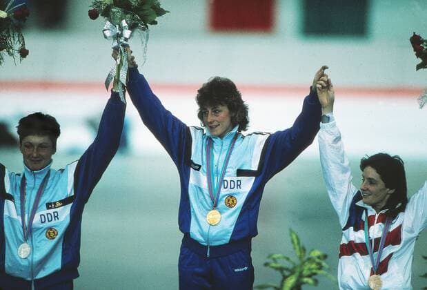 Presentation : Christa Rothenburger (Luding) (GDR) wins the Gold Medal, silver: Karin Kania (GDR) bronze: Bonnie Blair (USA) Womens Speed skating 1000m. Winter Olympics 1988 in Calgary.  o0 Olympiasieg Sieg Goldmedaille Siegerehrung Silbermedaille Bronzemedaille Gold Silber Bronze Medal o0 Eisschnelllauf