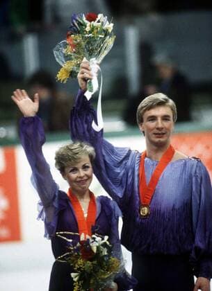 FIGURE SKATING ICE DANCE - JAYNE TORVILL & CHRISTOPHER DEAN (GREAT BRITAIN) WITH GOLD MEDALS AFTER WINNING THE SARAJEVO WINTER OLYMPICS ICE DANCE EVENT, 14 2 1984.  o0 Olympiasieg Sieg Goldmedaille Siegerehrung o0 Eiskunstlauf