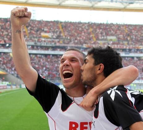 Eintracht Frankfurt - 1. FC Köln 0:2 (0:1) 33. Spieltag Fußball 1. Bundesliga Saison 2010 2011 Datum: 07.05.2011 Links: Lukas Podolski (1. FC Köln) Rechts: Adil Chihi (1. FC Köln) Ereignis: Jubel nach dem Tor zum 1:0 durch Adil Chihi