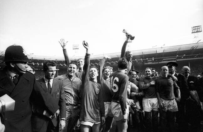 Weltmeister England 1966, v.li.: Nationaltrainer Harold Shepherdson, Jack Charlton, Nobby Stiles, Alan Ball, Martin Peters (16), Bobby Moore mit dem Coupe Jules Rimet, daneben George Cohen (2.v.re.), Bobby Charlton (re.) Jubel, Freude Sieg Weltmeister Siegerehrung Aufmacher Trainer Nationaltrikot