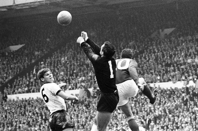 Fußball, WM 1966, Finale in Wembley, England - Deutschland 4-2 n.V. Geoff Hurst (England, re.) gegen Torwart Hans Tilkowski und Wolfgang Weber (beide BR Deutschland) Aktion Duell Kampf Abwehr Nationaltrikot i99 Aufmacher