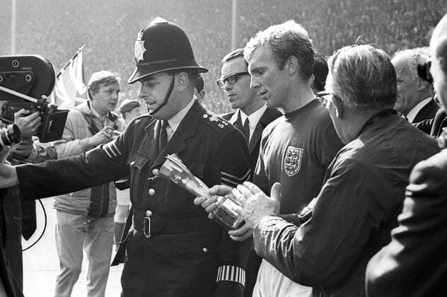 Fußball, WM 1966, Finale in Wembley, England - Deutschland 4-2 n.V. Bobby Moore (England) mit dem Coupe Jules Rimet nach dem Sieg im Finale der WM 1966 Jubel, Freude Sieg Weltmeister Siegerehrung Nationaltrikot Pokal, Trophäe, Objekt, Aufmacher