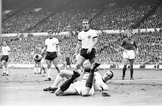 Jack Charlton (England, vorn) und Willi Schulz am Boden, dahinter v.li.: Wolfgang Weber, Horst Dieter Höttges (alle BR Deutschland) und Roger Hunt (England) Aktion Nationaltrikot Duell, fallen, liegen, Boden Kampf