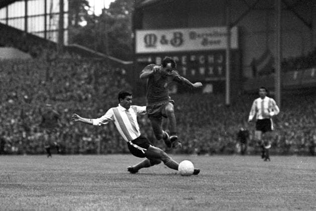Duell im Spiel Argentinien gegen Spanien der WM 1966 Aktion Duell, Härte, Kampf, Spieler, Fußballer, Fußballspieler Symbol