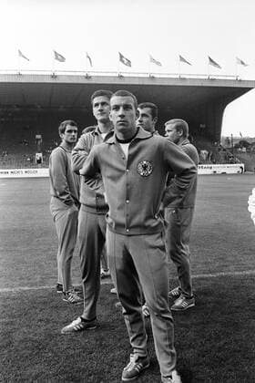 Platzbesichtigung BR Deutschland, von vorn: Horst Dieter Höttges, Max Lorenz, Franz Beckenbauer, Wolfgang Overath (li.) und Klaus Dieter Sieloff Aufmacher