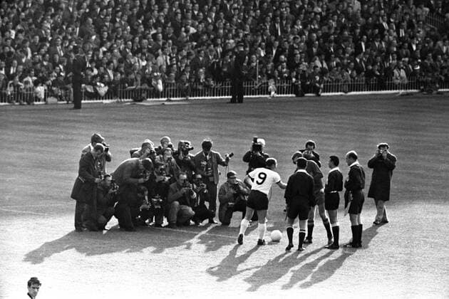 Uwe Seeler (BR Deutschland, 9) und Ignaco Zoco (Spanien) - Shake Hands vor den Fotografen und dem Schiedsrichtergespann mit FIFA Schiedsrichter Armando Marques (Brasilien), Linienrichter Claudio Vicuna (Chile) und Linienrichter Choi Duk Ryong (Nordkorea) Totale Fotograf, Sportfotograf shake hands, shakehands Korea