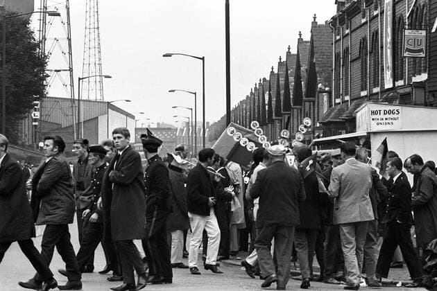 Fußballfans während der WM 1966 an einem Hot Dog Stand in Birmingham Fan, Fußballfan, Publikum Imbiss, Imbissbude, Gastronomie, England Totale