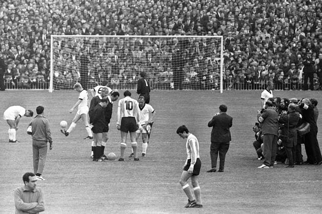Uwe Seeler (BR Deutschland, Mitte re.) und Antonio Rattin (Argentinien, 10) - Seitenwahl Aktion, Totale Coinflip, Coin Flip, Münzwurf Fotograf, Sportfotograf