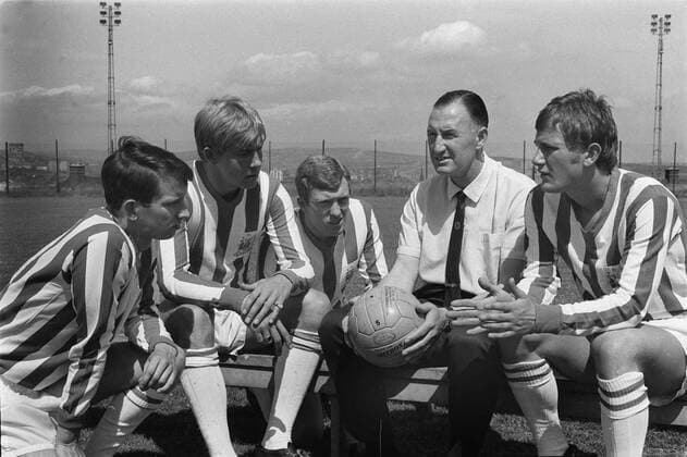 Fußball, Trainerhistorie Sheffield United von 1889 bis heute John Harris (Sheffield United Manager) with his players,L to R : Tony Wagstaff,Alan Birchenall,Mick Jones and Len Badger. Sheffield United photocall 1967 68 Season  Aufnahmedatum geschätzt