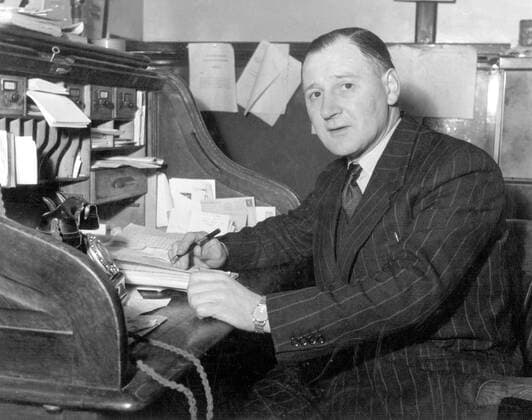 Fußball, Trainerhistorie, Aston Villa Mr. Eric Houghton (Manager) - Aston Villa. Villa s former long serving player & English International, in his office. September 1953-November 1958 (Director, September 1972-December 1979. Vice President January 1983). 