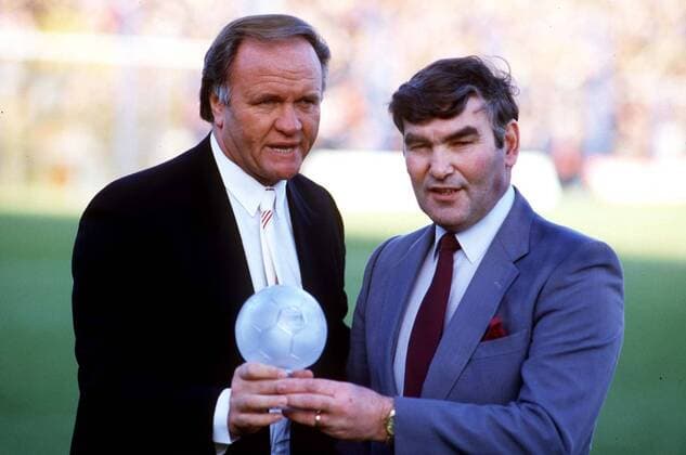 Ron Atkinson (Man Utd Manager and ex player of Oxford Utd) is presented a glass ball from Oxford Manager Maurice Evans. 1985 86. Oxford United v Manchester United ManU. 