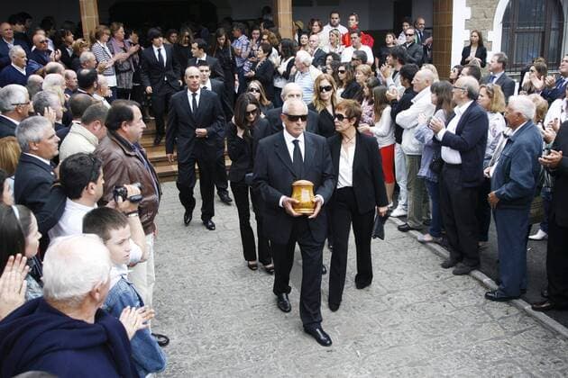 Brother Baldomero Ballesteros with the urn, his wife Carmen Cabarga (R), Ana Nunez (L), behind brother Vicente Ballesteros (L), and Severiano - Seve - Ballesteros sons Miguel and Javier -- Severiano - Seve - Ballesteros s funeral at the small church of San Pedro in his hometown of Pedrena in northern Spain on Wednesday.  o0 Familie privat Bruder o0 Severiano ESP Tod