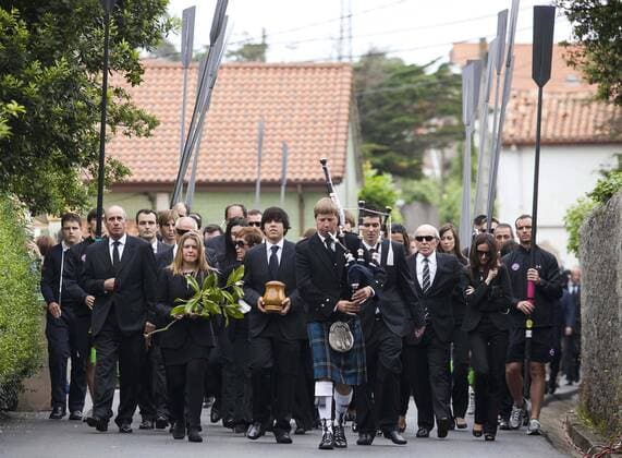 Javier Ballesteros trägt die Urne seines Vaters Severiano Severiano - Seve - Ballesteros auf dem Friedhof von San Pedro in dessen Heimtastadt Pedrena, neben ihm seine Schwester Carmen (li) und sein Onkel Vicente Ballesteros sowie sein Bruder Miguel (re)  o0 Urne Objekte Totale o0 Tod Severiano ESP