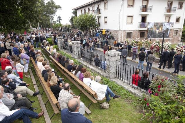 Severiano - Seve - Ballesteros s funeral at the small church of San Pedro in his hometown of Pedrena in northern Spain on Wednesday.  Totale o0 Tod Severiano ESP