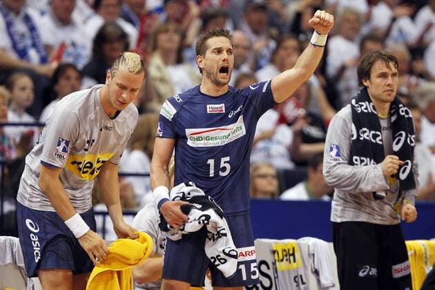 Handball: 1. Bundesliga, Saison 2010 2011, HSV Hamburg (blau) vs. VfL Gummersbach (weiß), Guillaume Gille (HSV Handball) - Deutscher Meister 2010 2011 xHOCHxZWEIx xPhilippxSzyzax o0 Meisterschaft, sieg