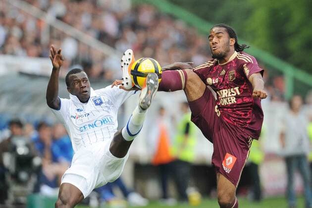 AJ Auxerre (weiß) Olympique Lyon (rot) - Ligue 1 - 11.05.2011 Amadou Sidibe (Auxerre) Alexandre Lacazette (Lyon) - NLeGouicFEP 