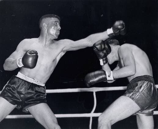 Großbritannien, Black History Month im Oktober - Sport Jun 09, 1953 - London, England, United Kingdom - CHARLES HUMEZ (FRA, R) ducks to a void a straight left which goes over his head during the Middleweight World Championship fight against RANDOLPH TURPIN at White City.  - ZUMAk09