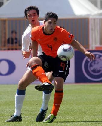 12.05.2011 Novi Sad, Netharlands U17 - England U17 European men s Under 17 (U 17) football championship semi final; Annass Achahbar (R) Netherlands and Adam Jackson (L) England : 