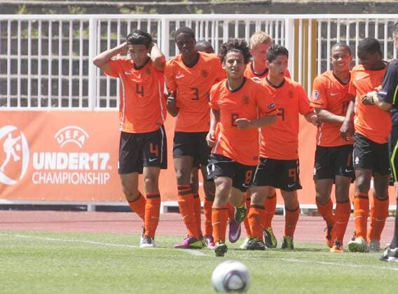 12.05.2011 Novi Sad, Netharlands U17 - England U17 European men s Under 17 (U 17) football championship semi final; Karim Rekik (L), Terence Kongolo (2L), Yassine Ayoub (3L), Anass Achahbar (4L), Memphis Depay (5L) and Kyle Ebecilio, Netherlands celebrate goal :  o0 Jubel, Freude