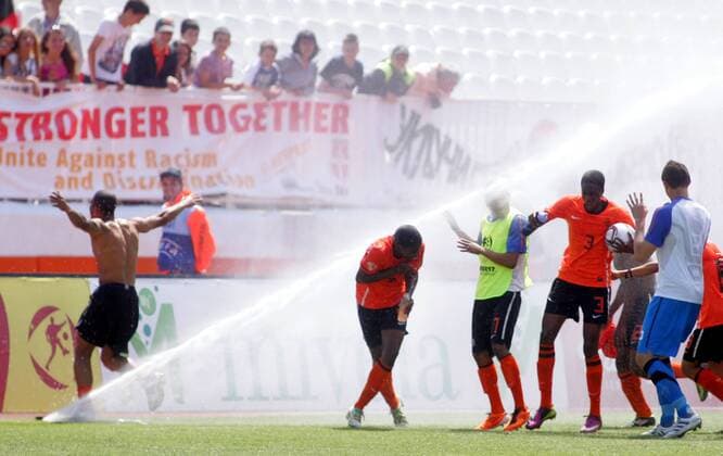 12.05.2011 Novi Sad, Netharlands U17 - England U17 European men s Under 17 (U 17) football championship semi final; Netherlands players celebrate victory after match and freshing with cold water Kyle Ebecilio (2L) with Michael Chacon Ibarguen (3L) and Terence Kongolo (4L) :  o0 Wasser Wasserstrahl Bewässerung Sprinkler Sprinkleranlage Sprenger Bewässerung Jubel, Freude