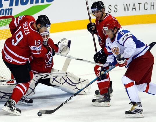 EISHOCKEY - IIHF WM 2011, CAN vs RUS BRATISLAVA,SLOWAKEI,12.MAI.11 - DIVERS, EISHOCKEY - IIHF Weltmeisterschaft, Laenderspiel, Viertelfinale, Kanada vs Russland. Bild zeigt Jason Spezza, Jonathan Bernier (CAN) und Alexander Ovechkin (RUS). 