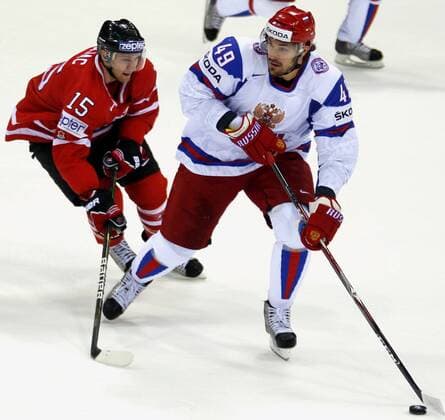 EISHOCKEY - IIHF WM 2011, CAN vs RUS BRATISLAVA,SLOWAKEI,12.MAI.11 - DIVERS, EISHOCKEY - IIHF Weltmeisterschaft, Laenderspiel, Viertelfinale, Kanada vs Russland. Bild zeigt Travis Zajac (CAN) und Yevgeni Artyukhin (RUS). 